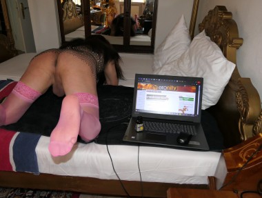 lasse Zimmert&uuml;r angelehnt und nehme meine Strafstellung ein wo ich in Doggy Stellung gehe >>>