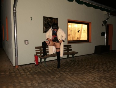 Hier sieht man mich vor dem Haust&uuml;r in ein Ferienhaus im Waldgebiet liegt