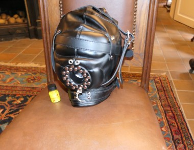 Es ist eine Glory Hole Variante wo Herrn ihren Fetische ungehemmt an mir voll ausleben austoben k&ouml;nn