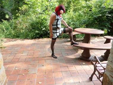 Hier Pr&auml;sentiere ich mich auf der Terrasse wo ich sp&auml;ter mit mein Herrn zu sehen bin >>>