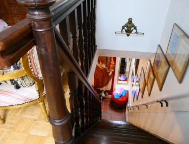 und warte auch oben auf dem Bett voll im Sex Rausch in ein Strafstellung wo Herrn sich unten auszieh